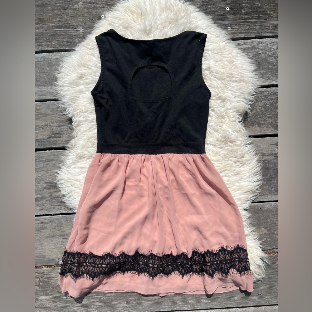 Elegant Black and Pink Lace Detail Strapless Dress - Picture 6 of 6